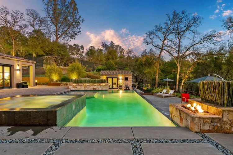 Malibu Estate veneer on a pool.