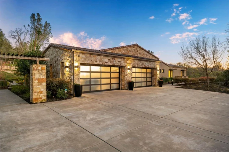 Malibu Estate veneer on a facade.