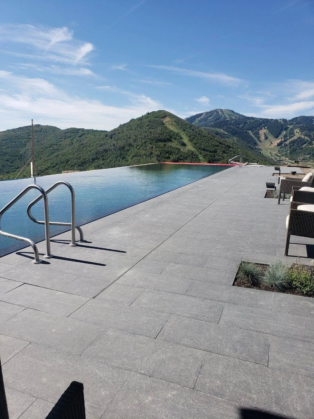 Black Mountain dimensional pavers in a flamed finish surrounding a pool deck.