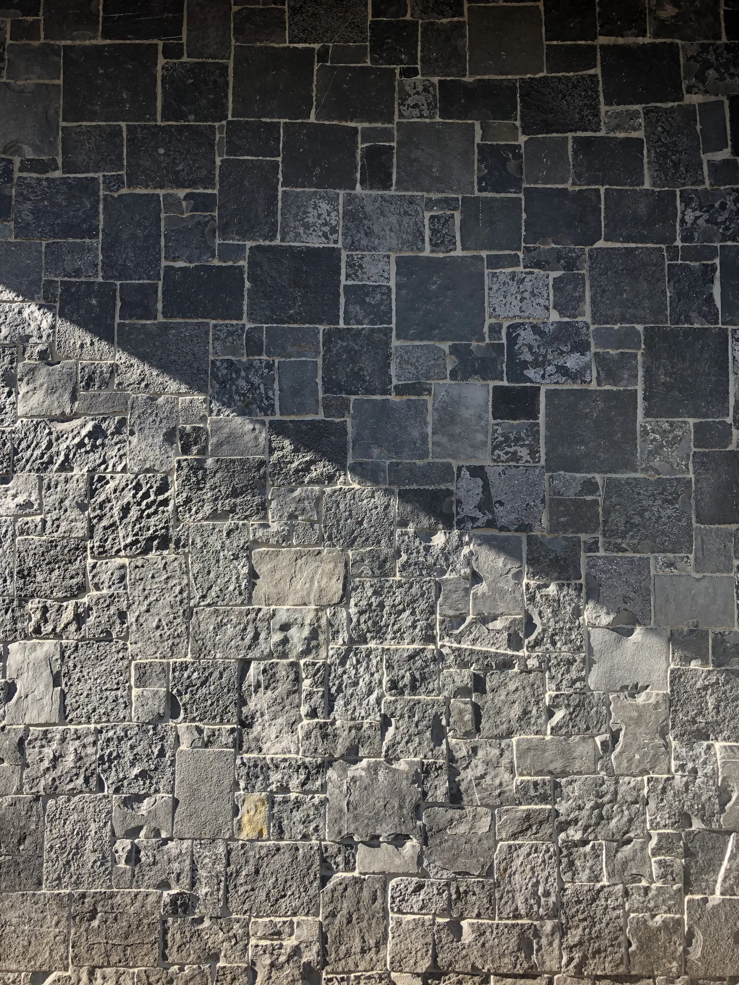 Black Pearl ashlar veneer in split face, squared pieces in charcoal and near black run in varied sizes across a flat wall.