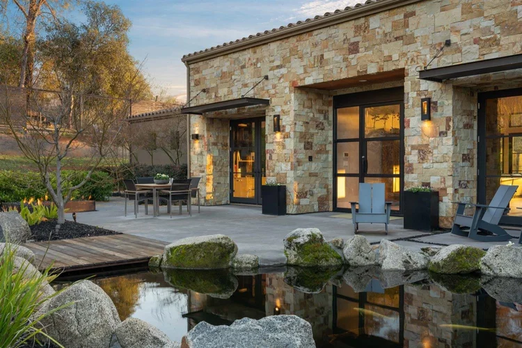 Malibu Estate veneer on a facade.