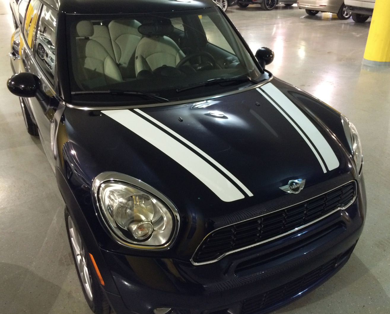 Mini Cooper Countryman с полосками