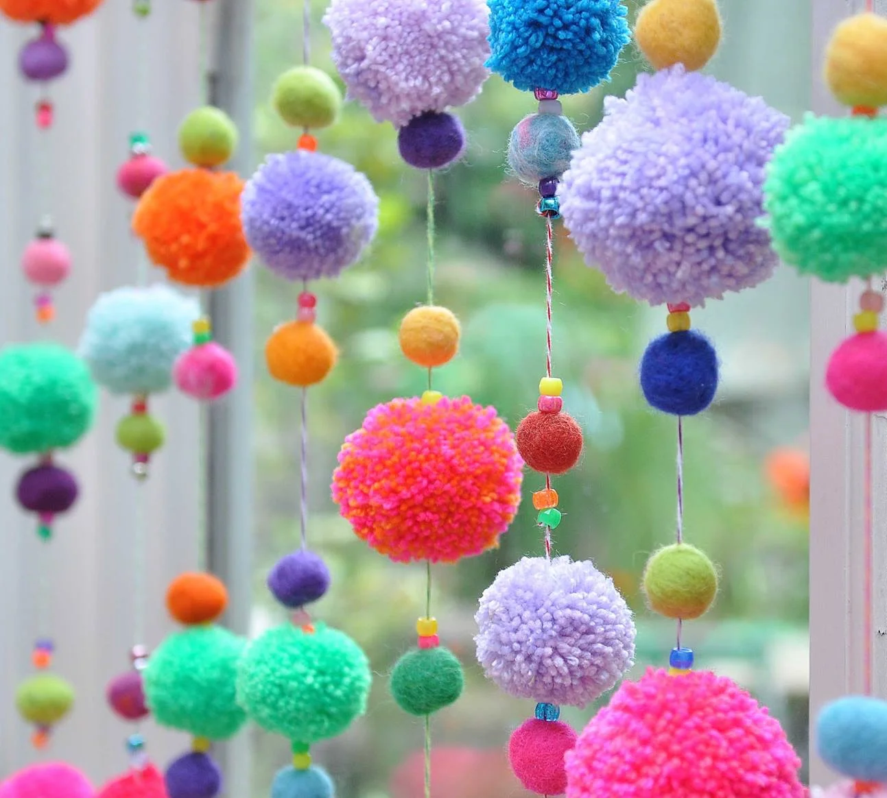 Гирлянда из помпонов своими руками