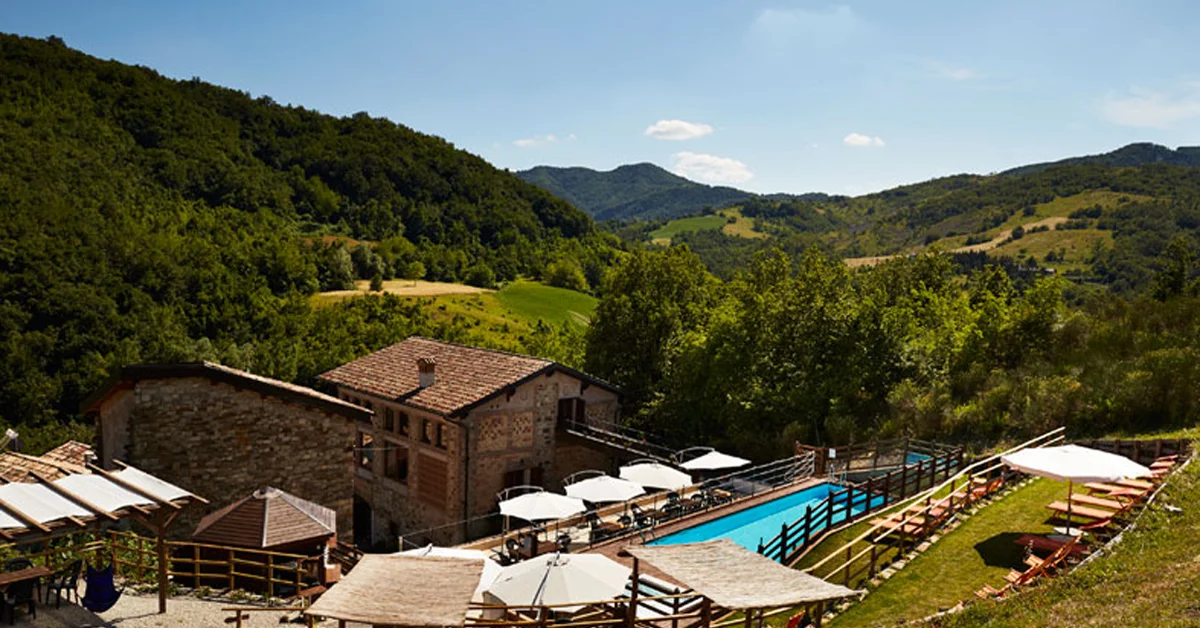 Zwembad van de agriturismo met uitzicht op de heuvels
