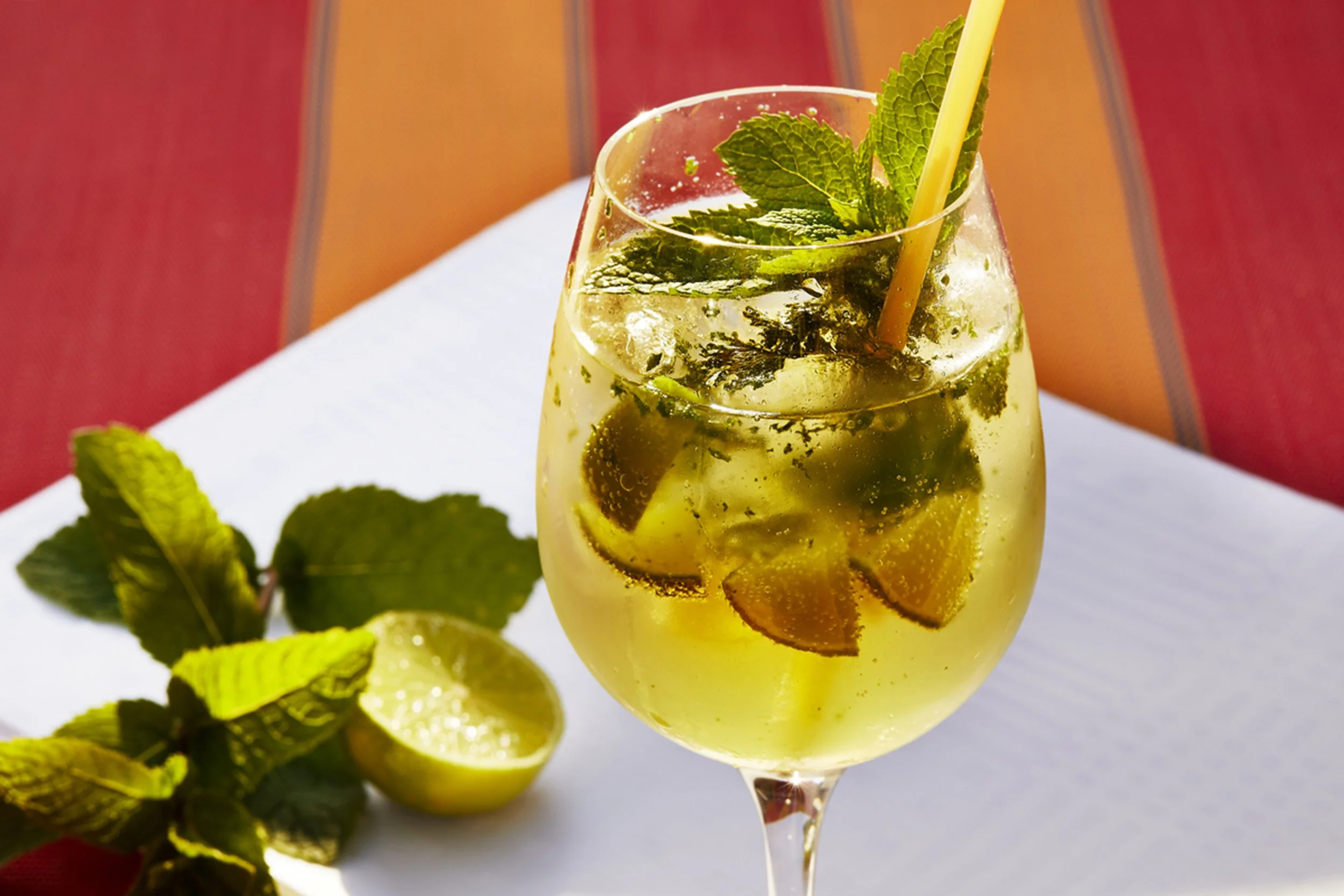 Frisse cocktail bij het zwembad van de agriturismo