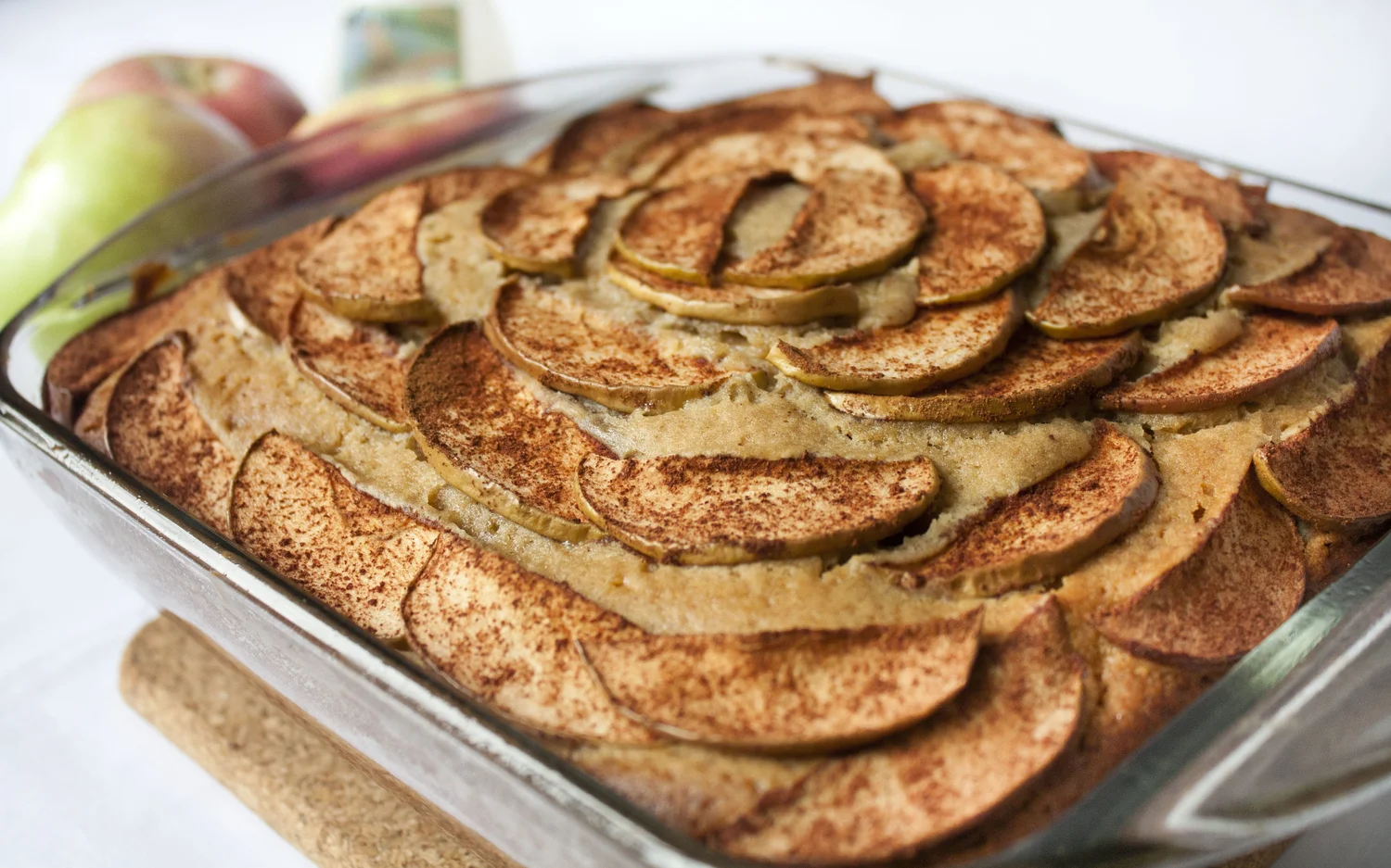 Apple next to cake. Яблочный хлеб пастила. Виды яблок по сладости. Healthy apple. Apples do you need for your cake.