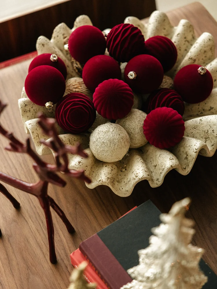 Red Velvet Chic set detail
