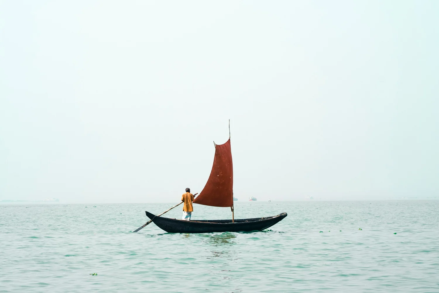 на лодке в море