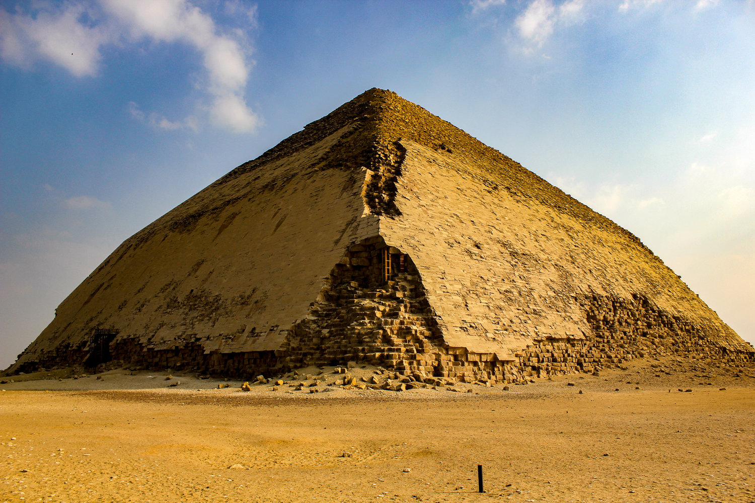 Пирамида снофру имеет 220 104 11. Пирамида Снофру в Дашуре. Ломаная пирамида Снофру. Ломаная пирамида в Египте. Дахшур розовая пирамида Египет.