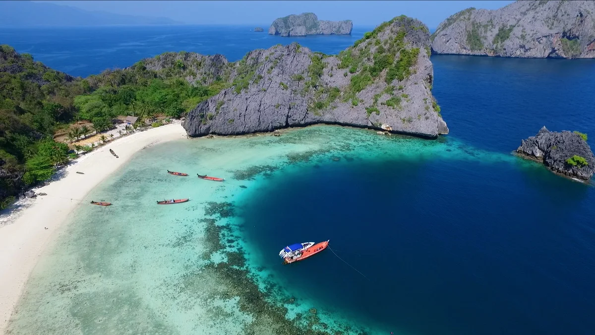 See tour. Озеро фева непал. Чехия открытка. Заставка на рабочий стол мальдивы. Поле для гольфа с розами.