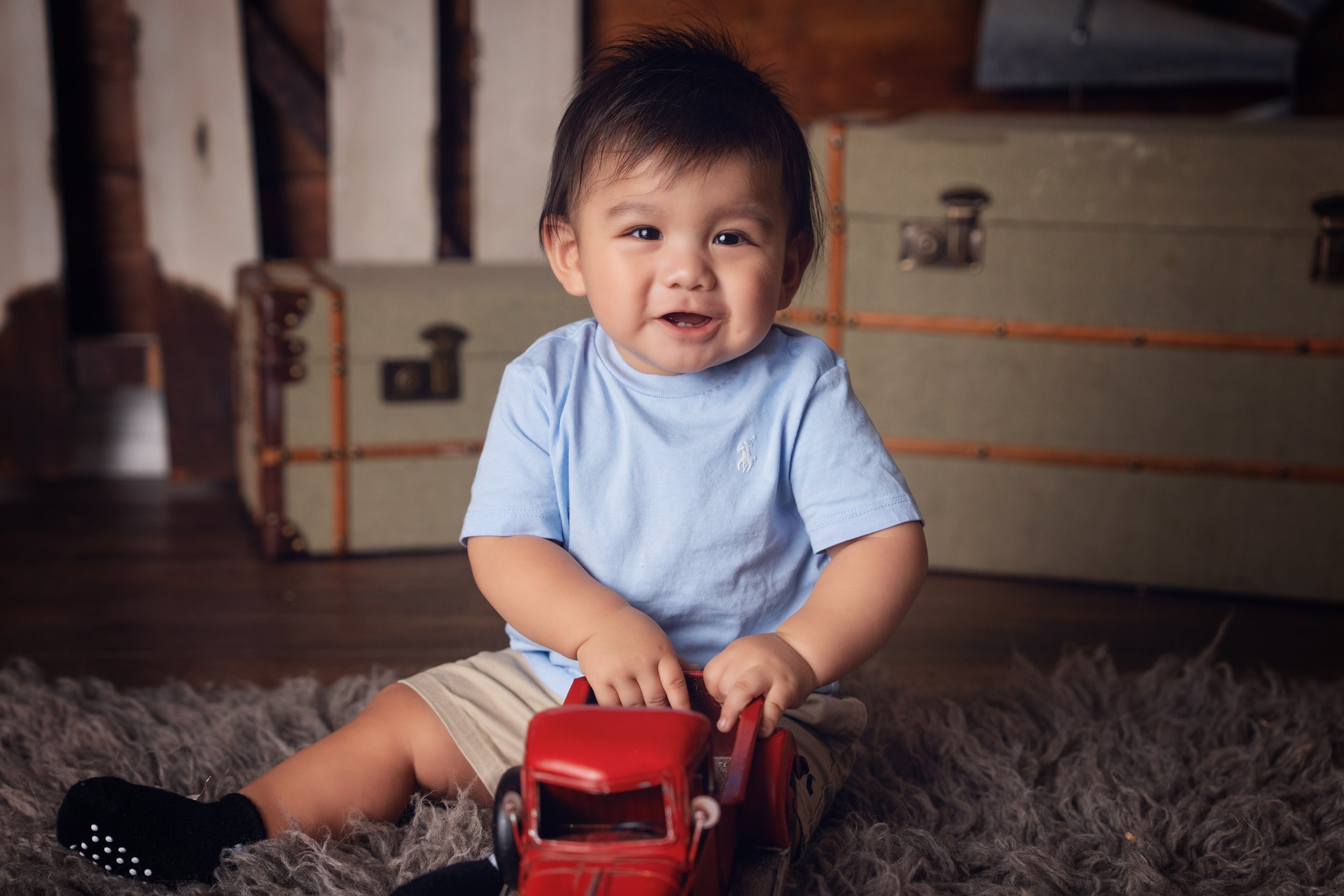 Sit-up milestone portrait by Matt and Shea Photography