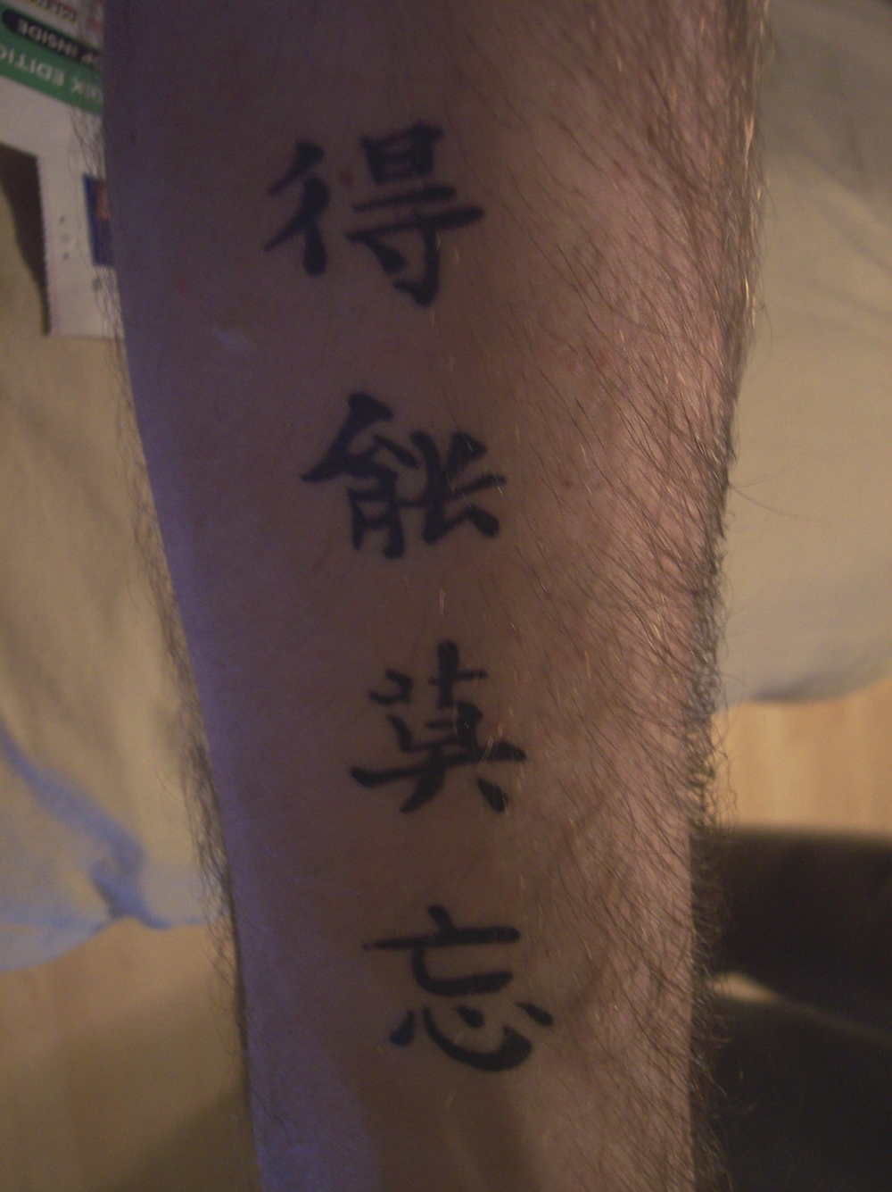 Тату китайские иероглифы на ноге