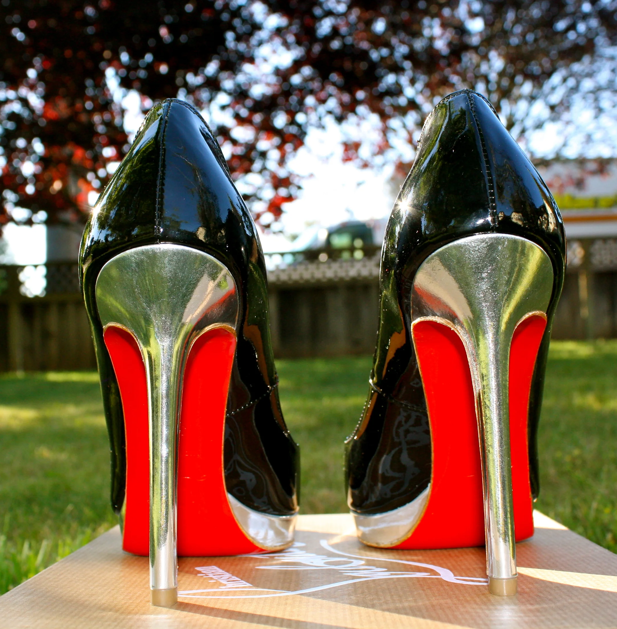 Каблуки рассказ. Старинные туфли. Каблуки рассказ. Картинки подкаблучник с надписями. В 14в появились каблучки.