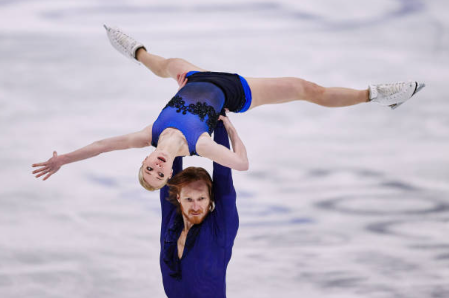 Фигурное катание произвольная программа спортивных пар. Евгения Тарасова фигурное катание. Фигуристы Евгения Тарасова и Владимир Морозов фото. Евгения Максимовна Тарасова олимпиада. Тарасова Морозов короткая программа 2021.