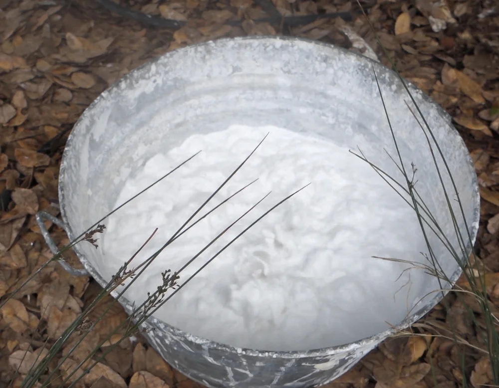 Известь гашеная для побелки погреба. Побелка бордюров известью. Раствор из извести для побелки. Побелка погреба гашеной известью. Гашение извести для побелки.