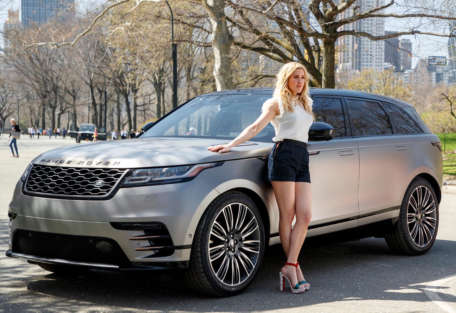 Velar range Rover и девушка
