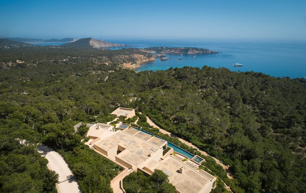 Vista aérea de Sa Guarda entre el pinar, con la costa de Ibiza al fondo.