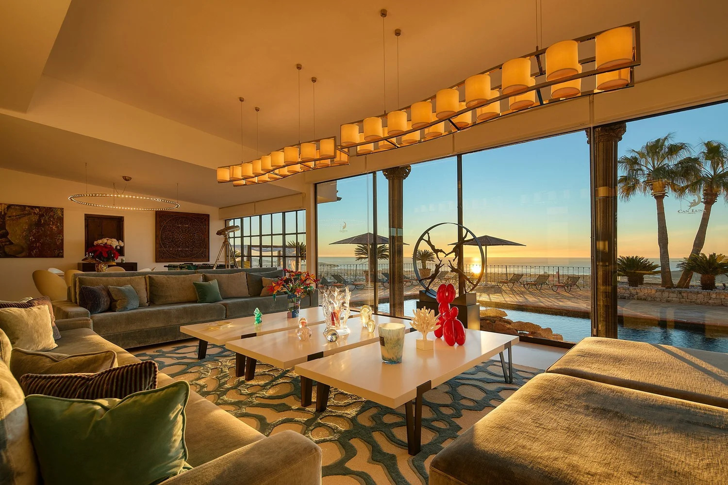 Salón de Can Luna al amanecer, con vistas hacia la costa.