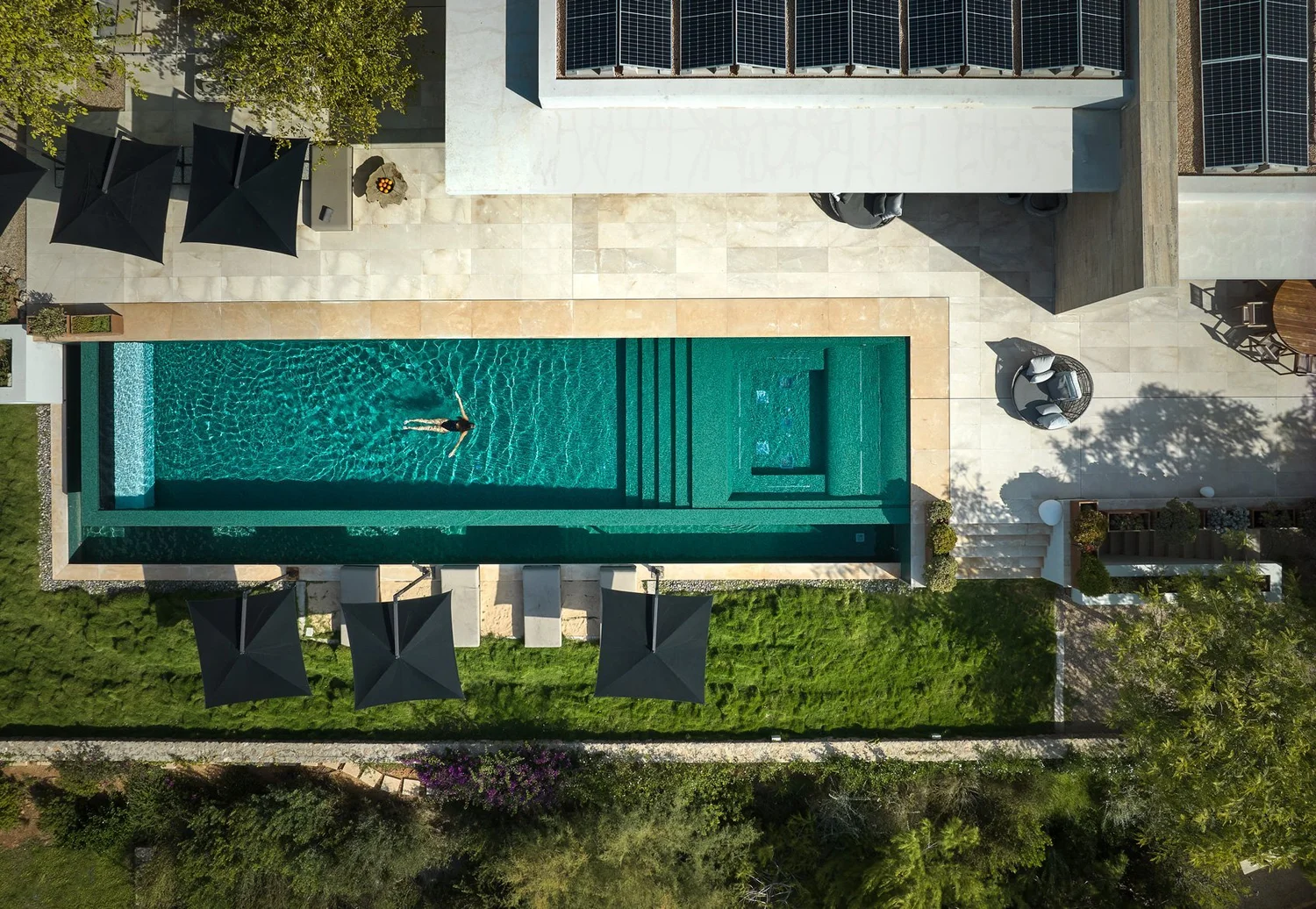 Vista aérea vertical de la piscina y las terrazas de Can Kef.