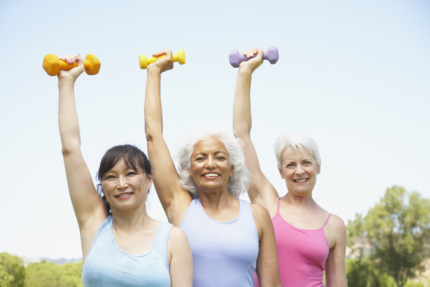 Спорт после 50. Фитнес для пожилых. Фитнес для женщин старшего возраста. Пожилые люди занимаются спортом. Пенсионеры занимаются спортом.