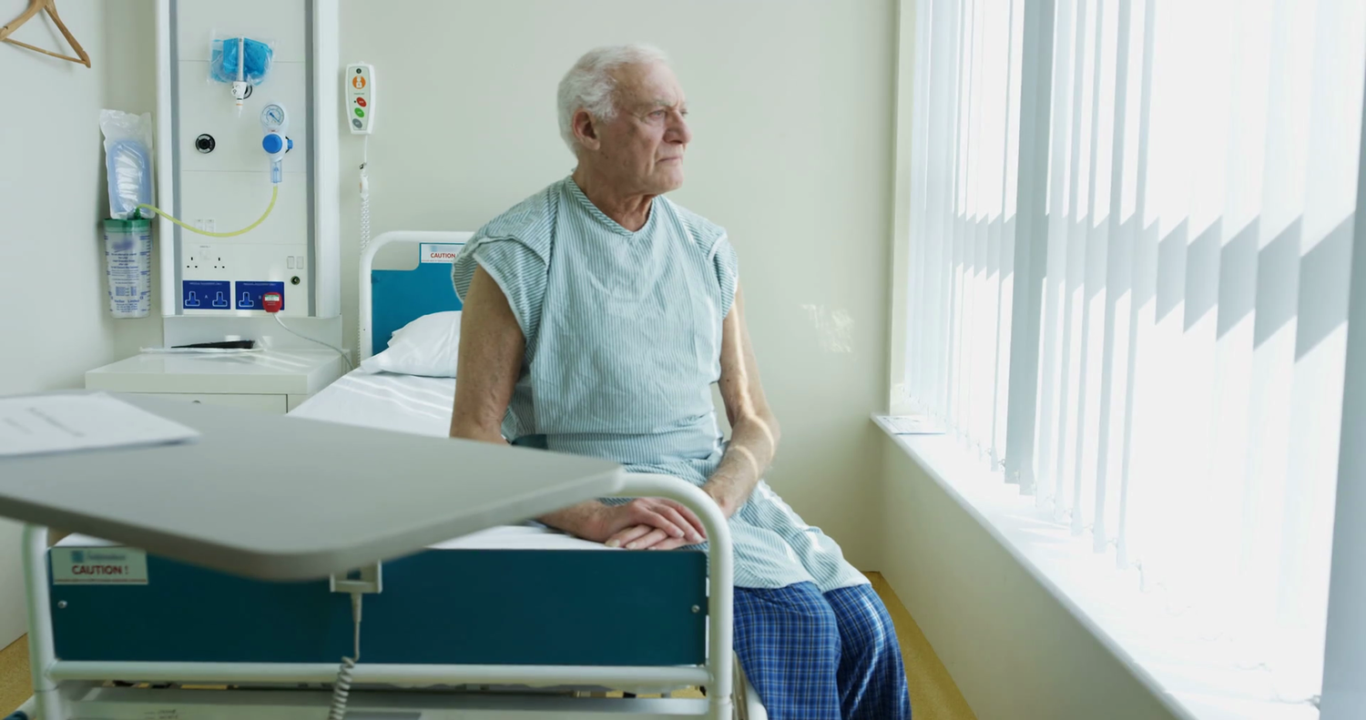 Дед заболел. Пациент сидит. Дед в больничной палате.