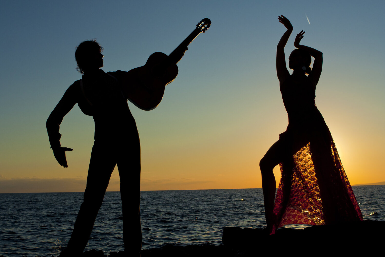 Песня морской танец. Фламенко Испания гитарист. Танцы у моря. Танцы на берегу моря. Парень и девушка танцуют.