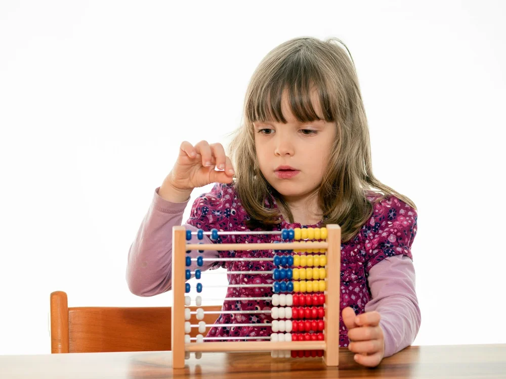 Дети считают красивой. Ребенок считает. Считать предметы для детей. Ребенок со счетами. Дети считают красивой.