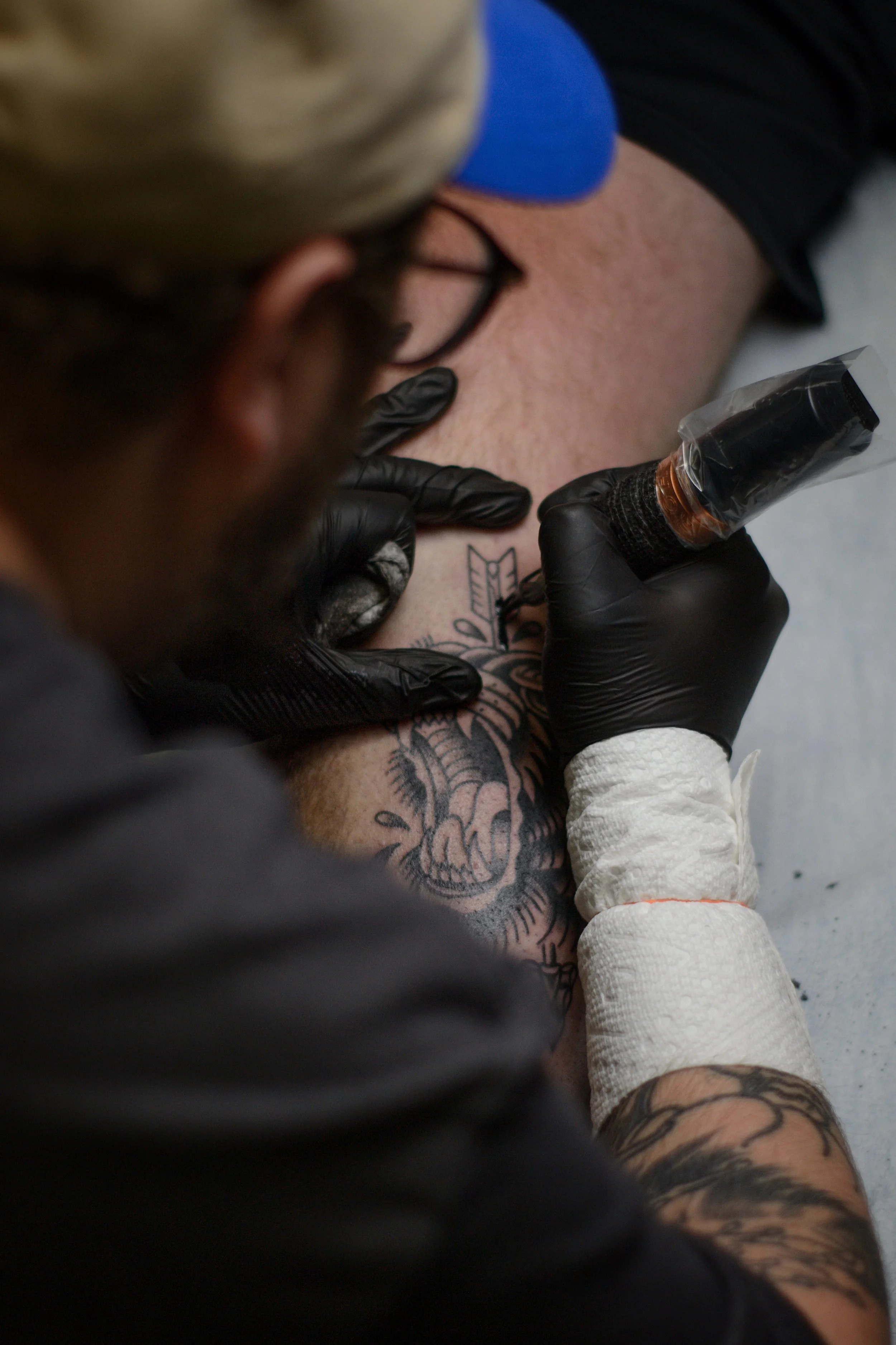 Plainoldcraig tattooing a client