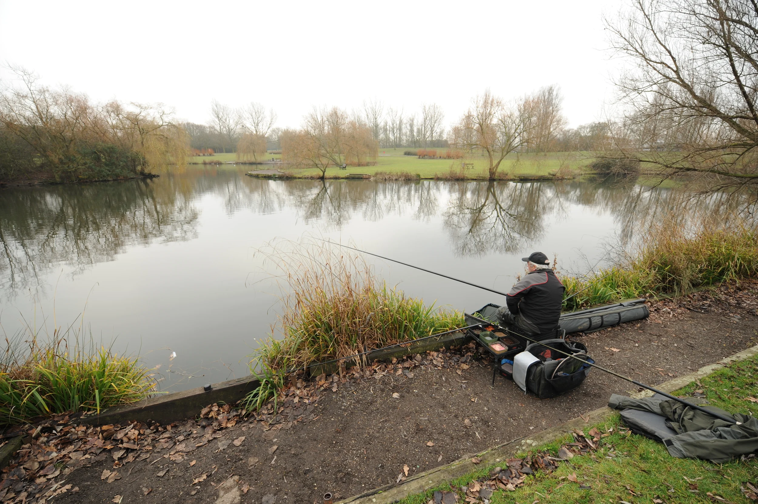 Фидерная осенняя рыбалка. Фидерная осенняя рыбалка. Фидер осенью на озере. Фидерная ловля/осенью. Рыбалка на фидер красноперка.