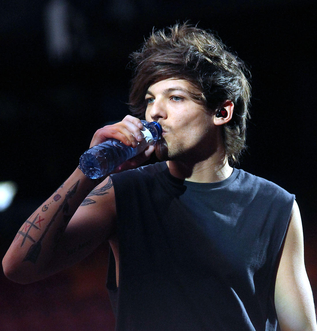2/12/19 Tasty Tuesday: Louis Tomlinson Staying Hydrated During a Concert — ...