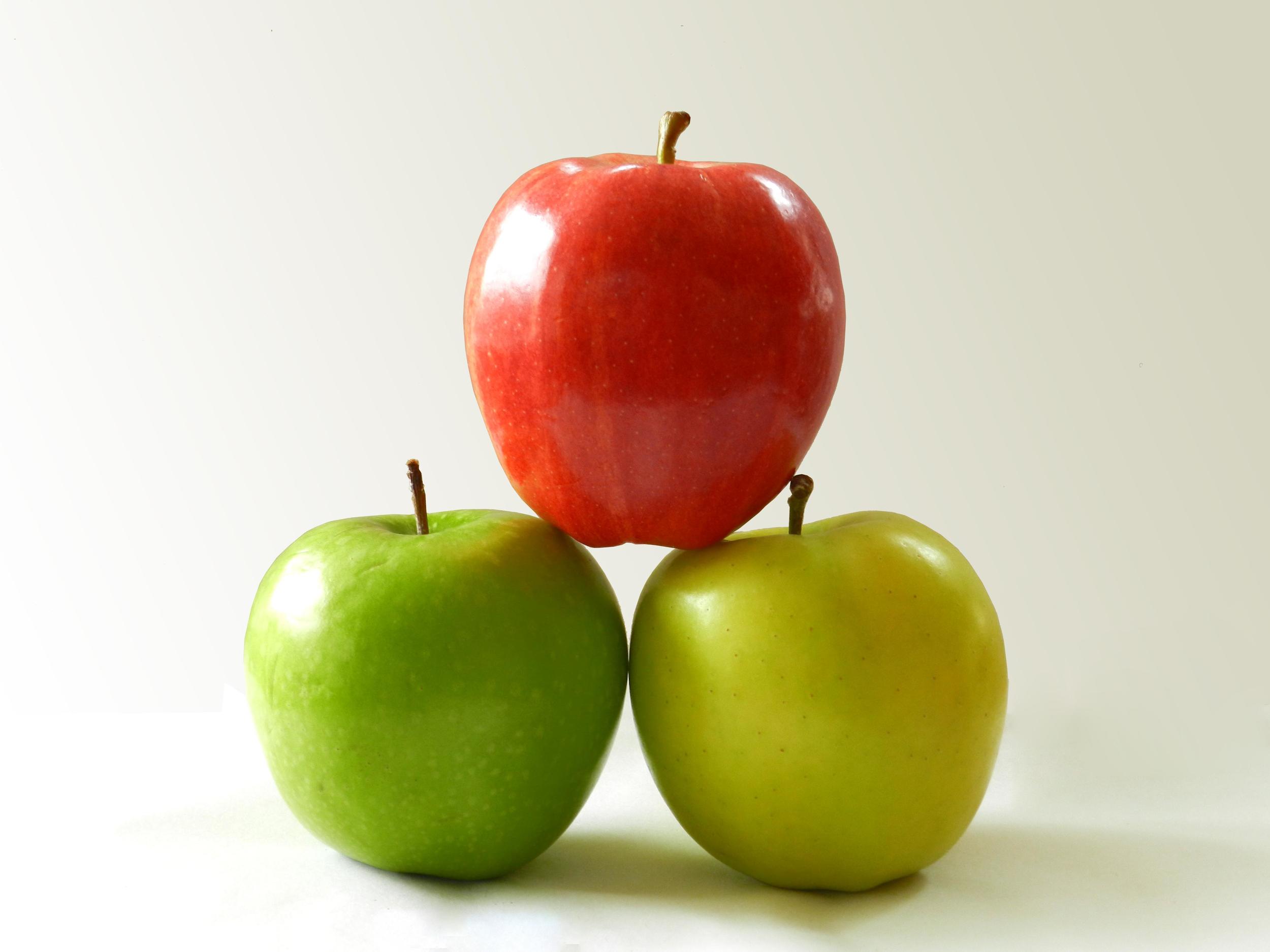 Включи 3 яблока. Два яблока. Разные яблоки. Яблоки разного цвета. Два разных яблока.