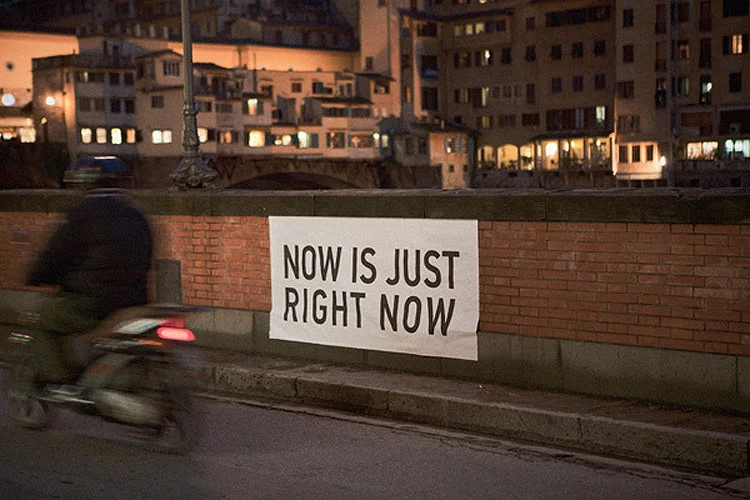 Time right now. Just do it right now. Шайа лабаф мем. Just do it right now. Nike надпись.