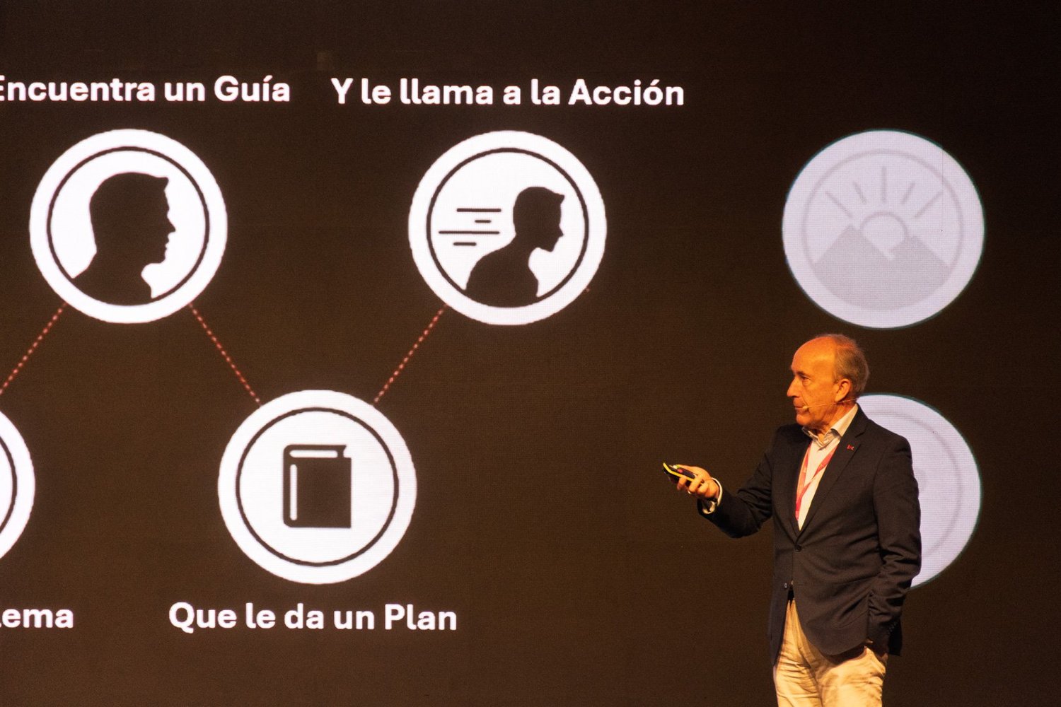 Alfonso Lacruz delivering the keynote at Family Reunion Espana 2026
