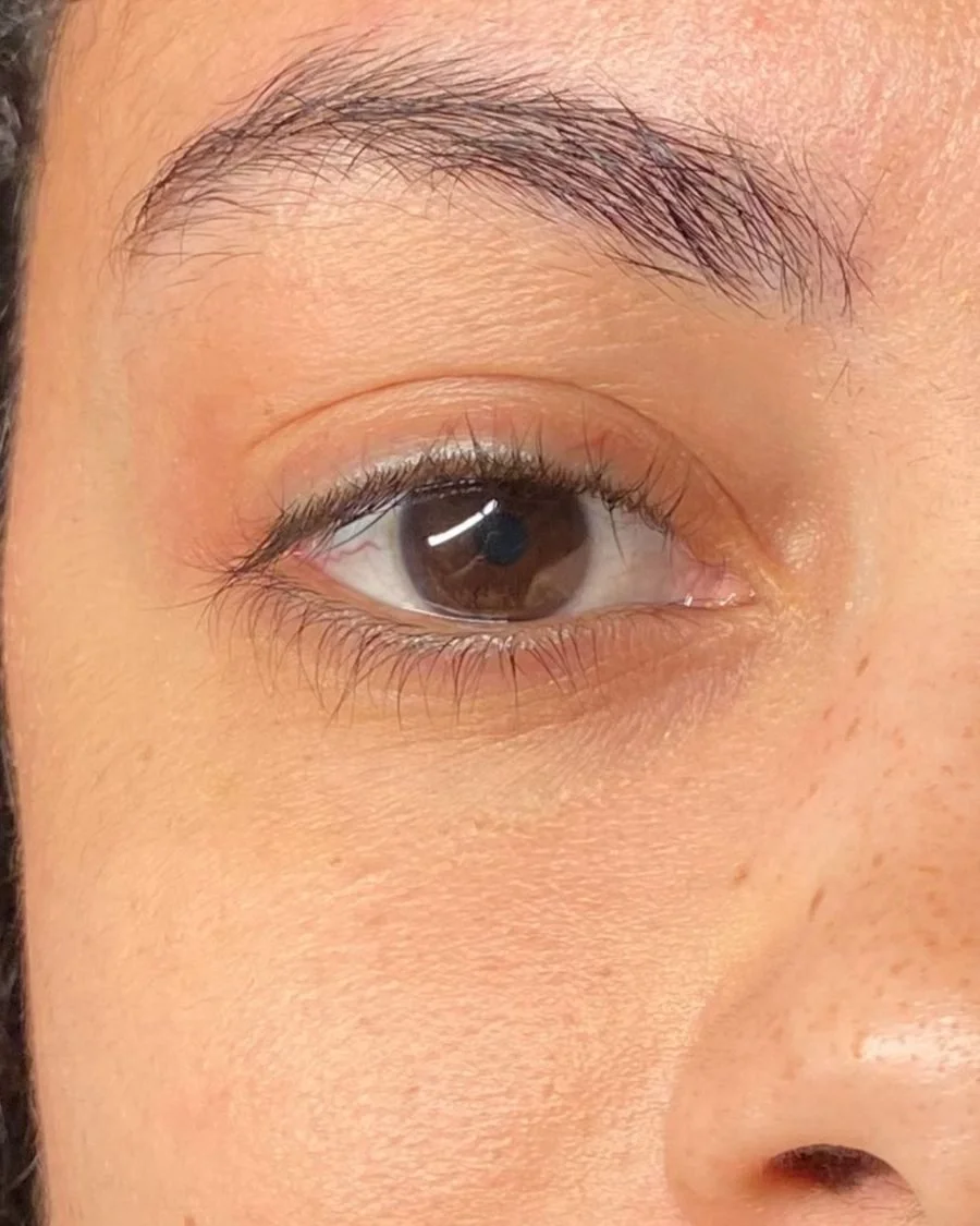 Natural lashes before a lash lift.