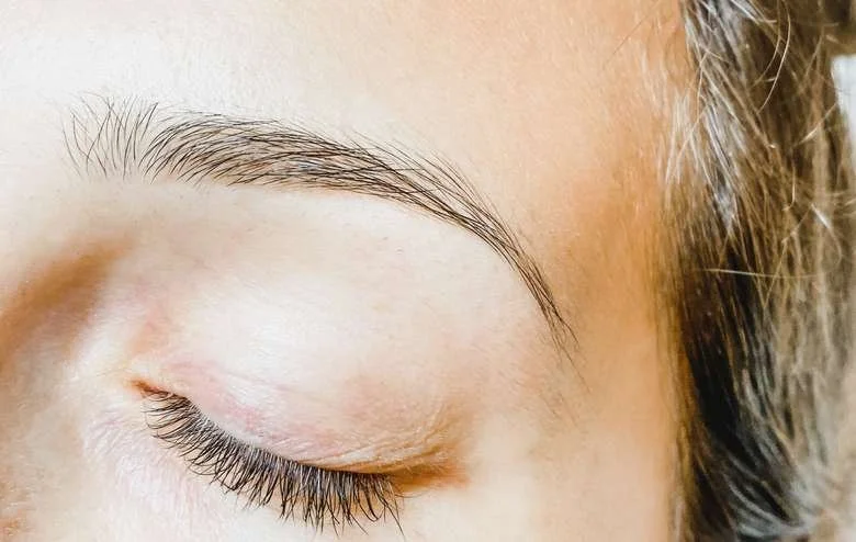 Sparse, flat brows before a brow sculpt.