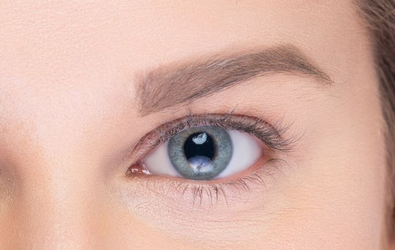 Natural lashes before a volume full set.