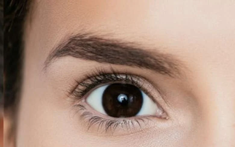 Natural lashes before a classic full set.