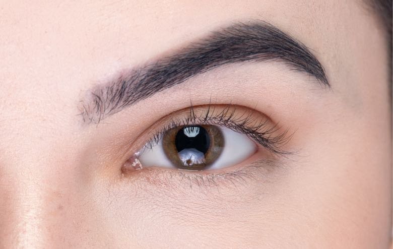 Natural lashes before a hybrid full set.