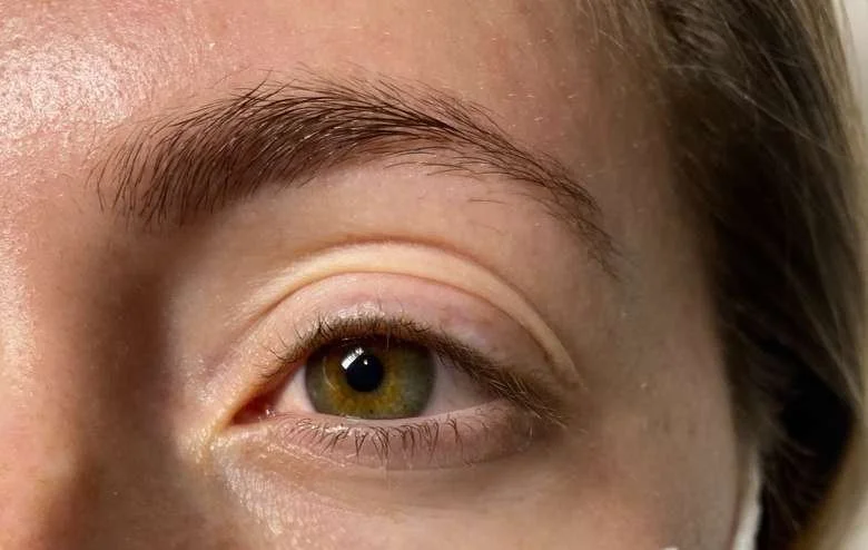 Natural lashes before a lash lift.