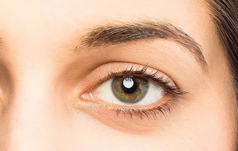 Natural lashes before a classic half set.