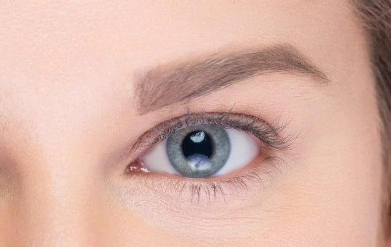 Natural lashes before a volume full set.