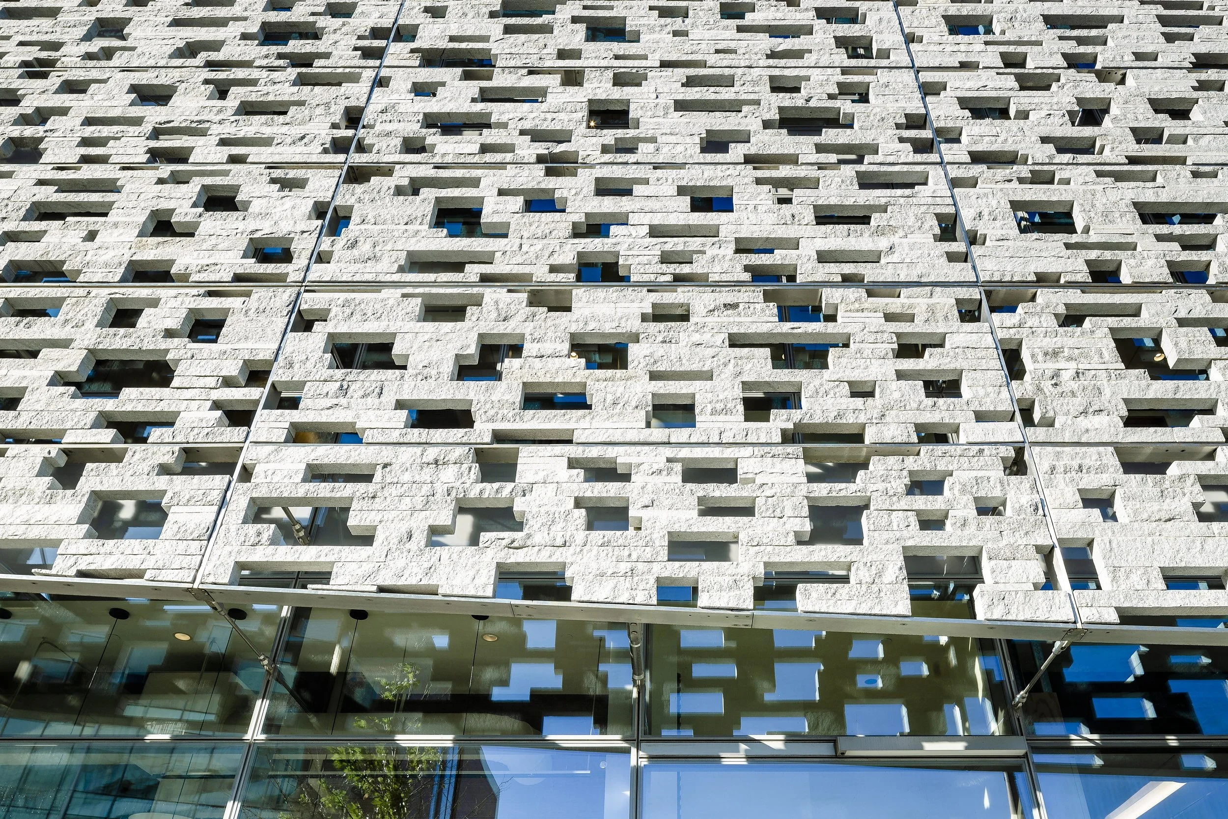 Novartis BioMedical Research, Boston - textured stone facade - photography by Studio Basel Media