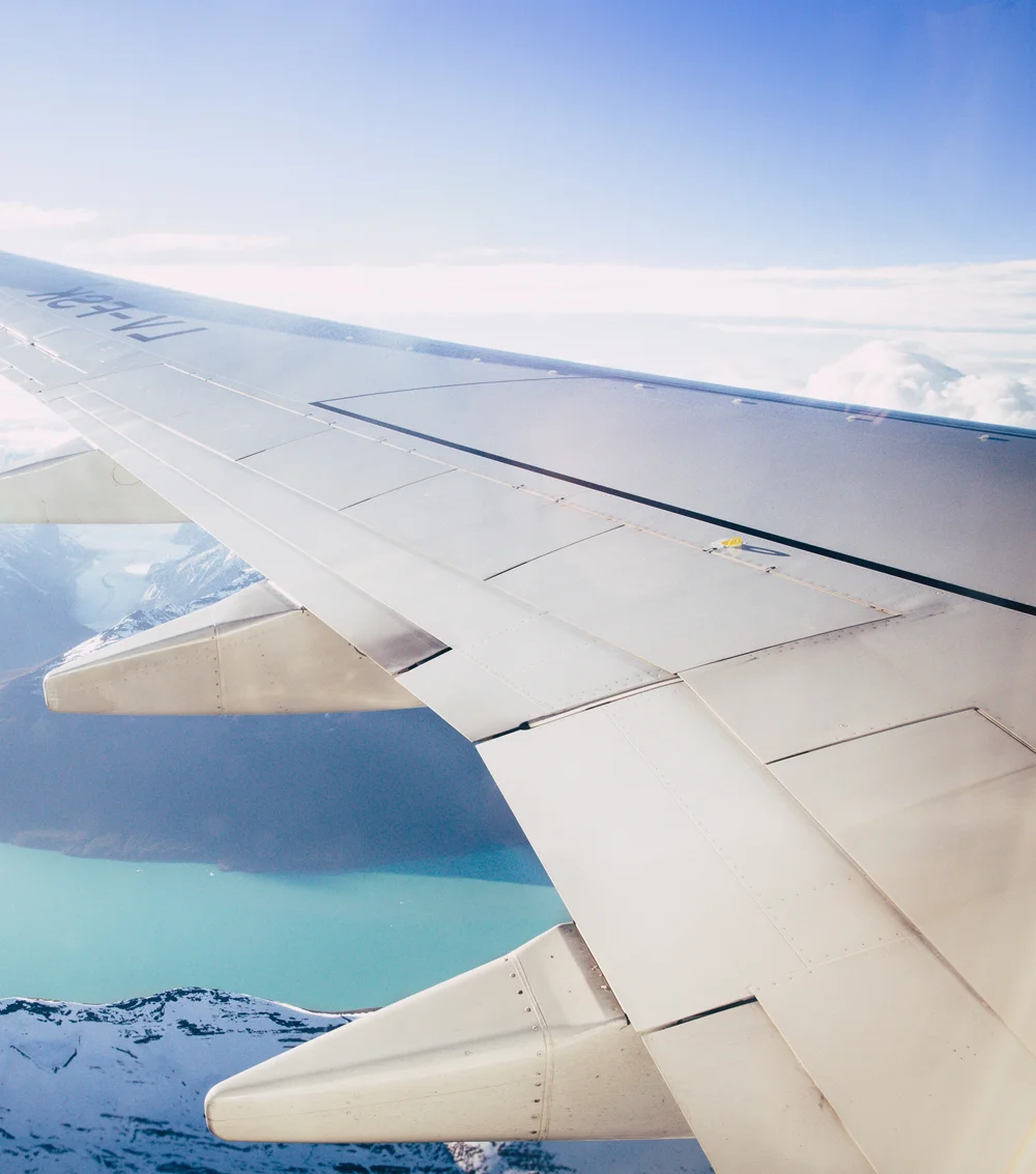 фотосессия с самолетом. в белом самолете я уже. самолет бело голубой. в белом самолете я уже. белый аэроплан.