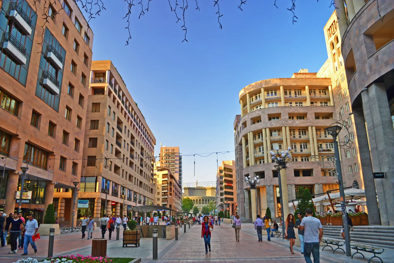 Красивые улочки еревана. Улица северный проспект ереван. Центральная улица еревана. Улица северный проспект ереван. Ереван азатутян 11 дом.