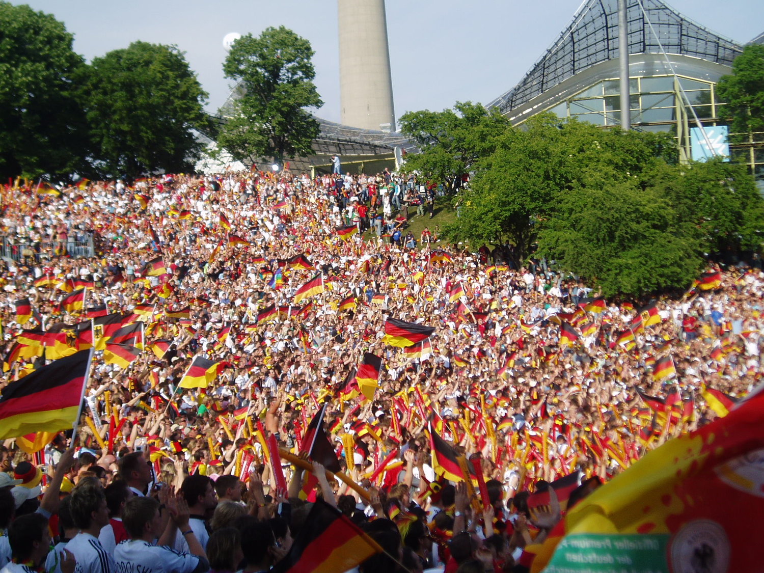 1 июня германия. 1 Мая в Германии. Германия отмечает 1 мая. День труда в Германии. Maifeiertag праздник в Германии.