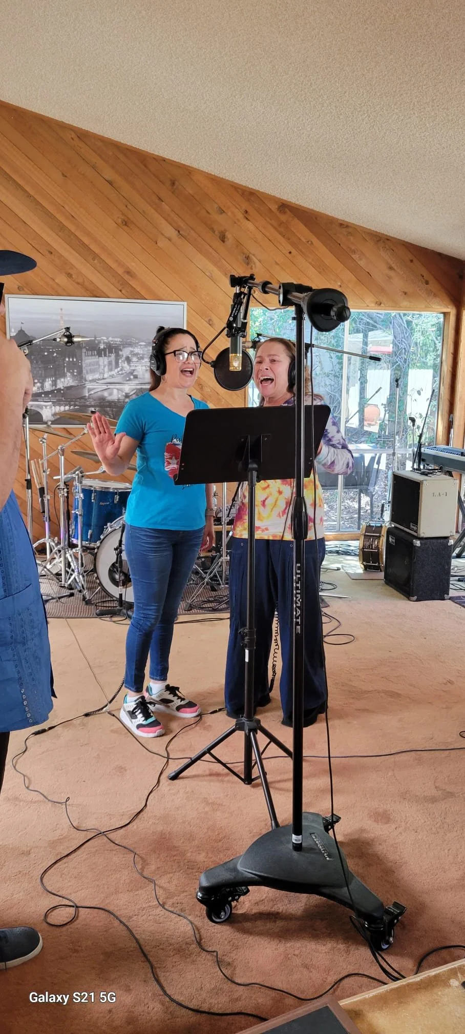 Cecilia Noël and Iris Sandra Cepeda recording vocals in the studio