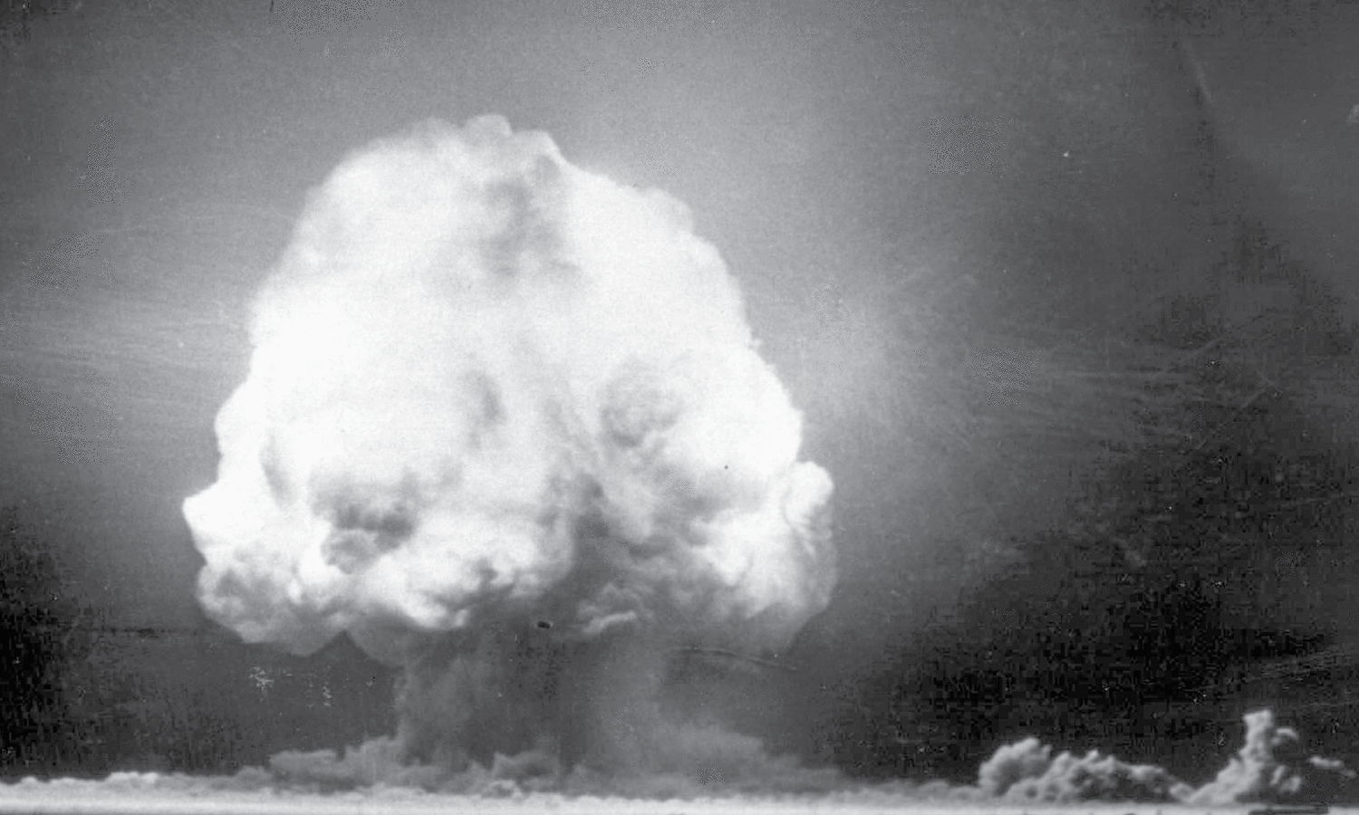 Первое успешное испытание ядерной бомбы. Тринити испытание ядерного оружия. Испытание атомной бомбы в Нью Мексико. Испытания атомной бомбы Тринити. Испытание ядерного оружия в Нью Мексико в 1945.