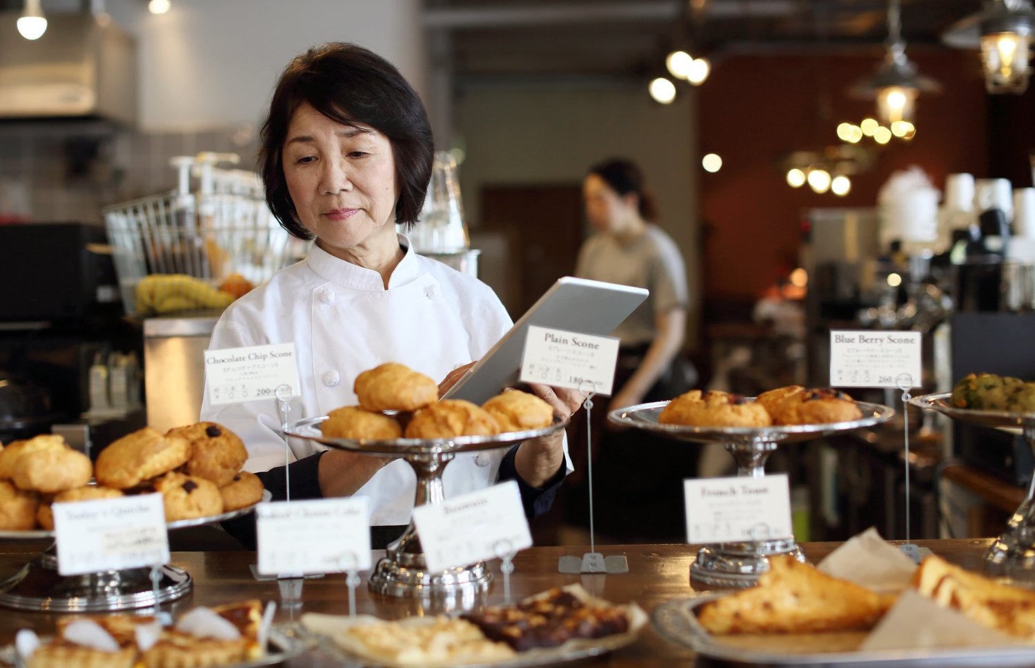 iCHEF 顧問與餐廳店主正在進行一對一數據分析與經營諮詢