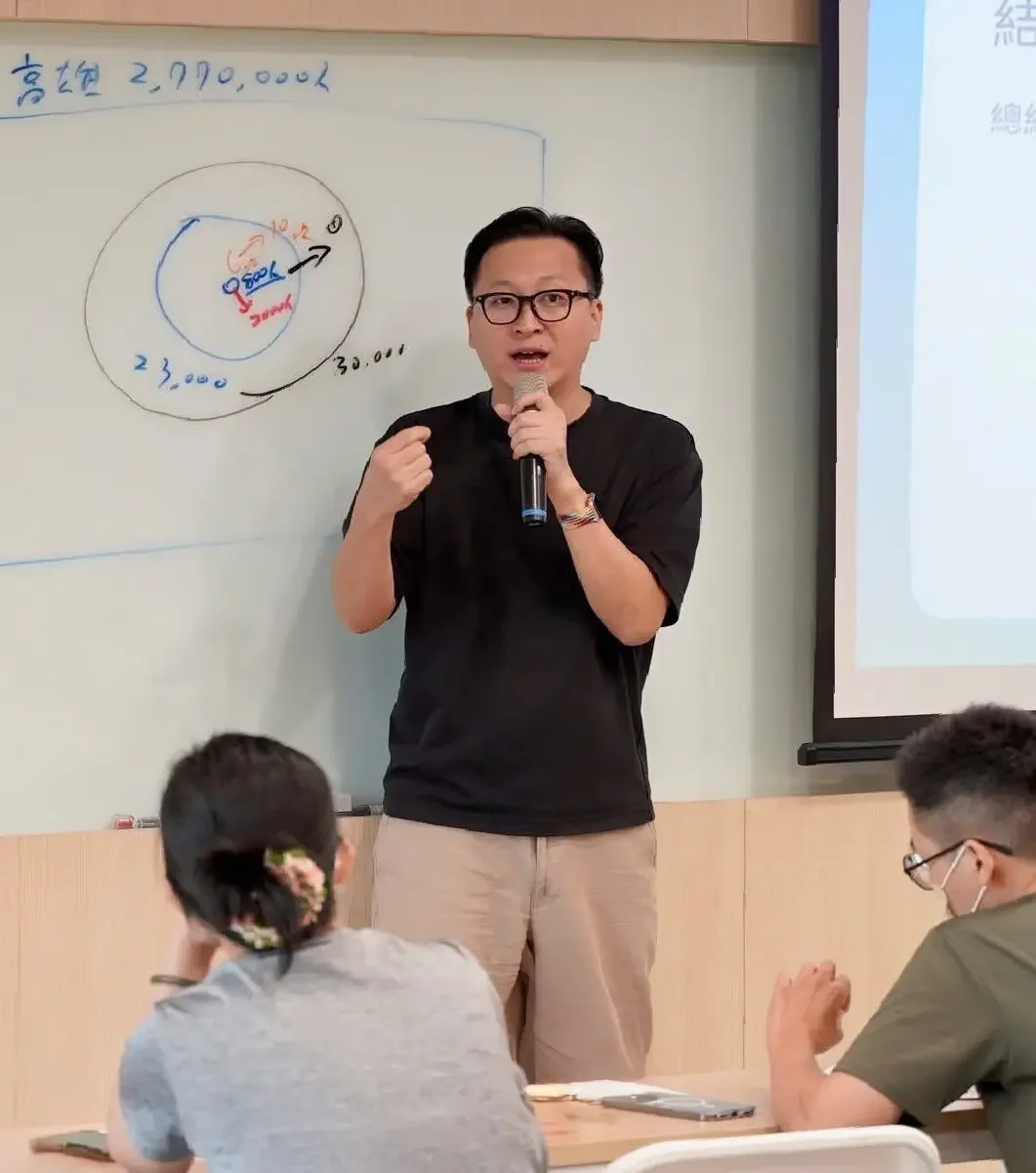 顧問正在解說菜單設計策略