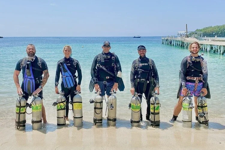 PADI sidemount instructor teaching in Roatan